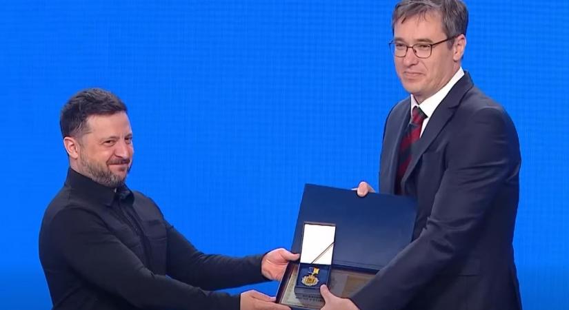 Volodimir Zelenszkij kitüntetést adott át Karácsony Gergelynek hálából Budapest támogatásáért