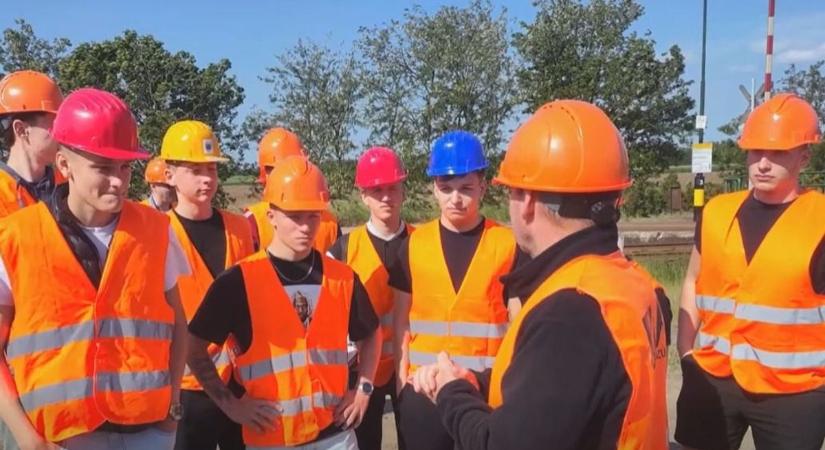 Testközelből láthatták a modern útépítés titkait a Szakképzési Centrum diákjai