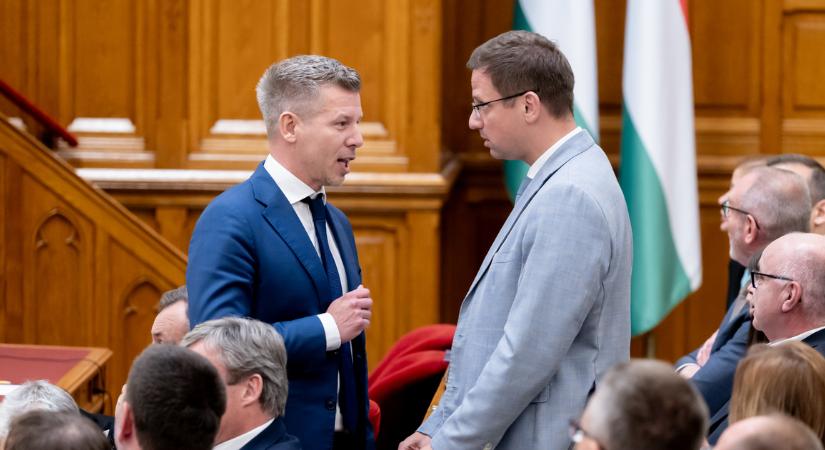 Videón a pillanat, amikor Magyar Péter a parlamenti vita hevében felállt a helyéről, és odament Gulyás Gergelyhez