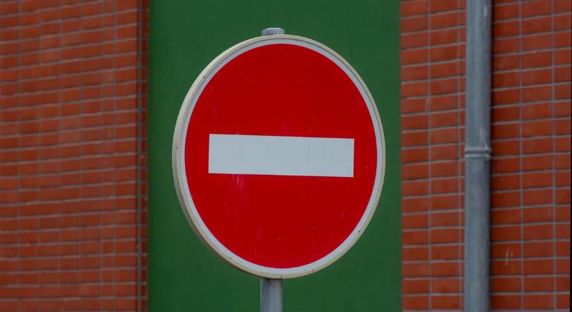Kvíz: rágótilalom, medvebirkózás, fürdőruhában éneklés – te tudod, hol tiltják ezeket?