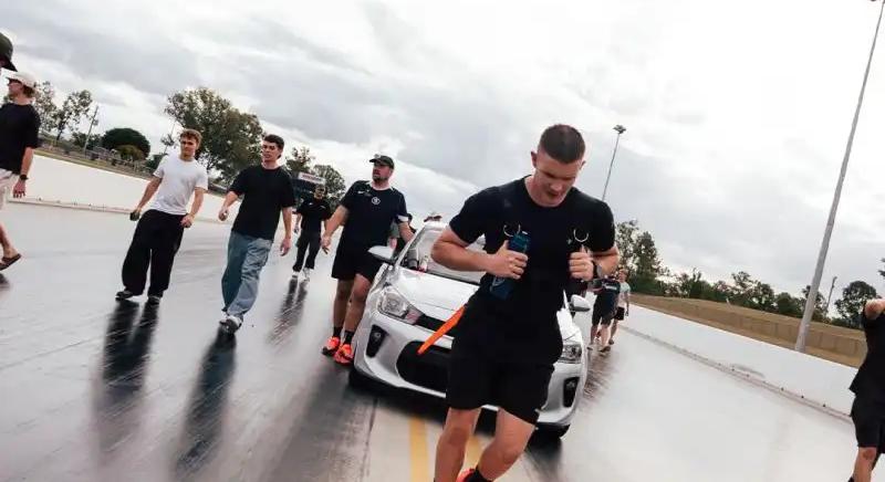 Sam Flannery autót húzva futotta le a maratont – világrekord és jótékony ügy egyszerre