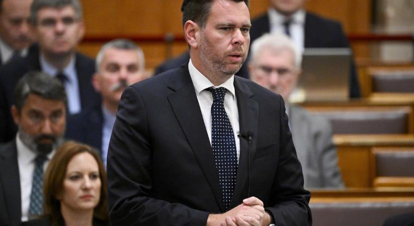 Mészáros Lőrinc neve is elhangzott a parlamentben, a költségvetés meghamisításáról beszélt Vitézy Dávid