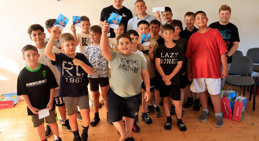 Hatalmas meglepetés Sükösdön: Bodó Richárd nem akármilyen ajándékot vitt Sugó Tamburazenekarnak