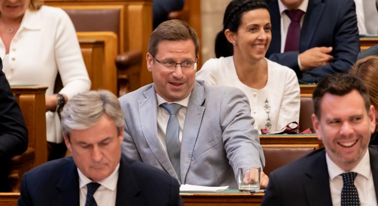 Magyar Péter szerint Gulyás Gergely is Rogán Antalon nevetett a plenáris ülésen