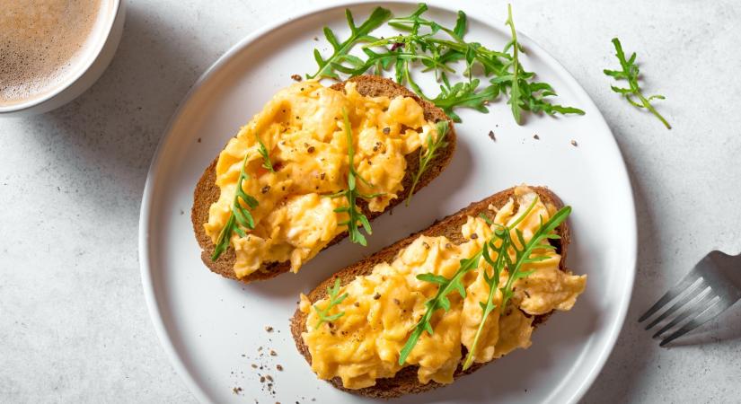 6 tipp, hogy mindig puha és szaftos legyen a tojásrántotta