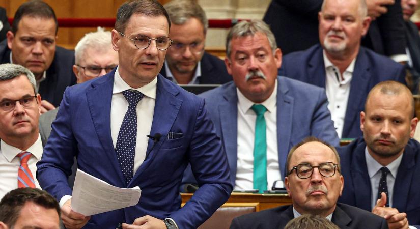 Tuzson Bence elkésett az országgyűlés délutáni üléséről, aztán adott egy rövid interjút - ezt kérte számon a Tiszán - videó