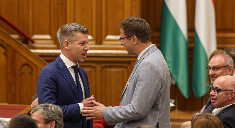 Magyar Péter szerint még Gulyás Gergely is Rogán Antalon nevetett a parlamentben – videó