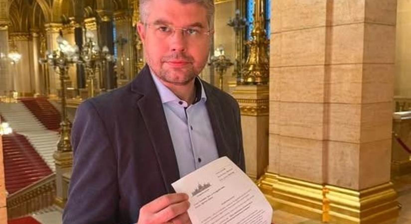 Ágh Péter fontos írásbeli kérdéseket tett fel a vasi azbeszt-ügyben