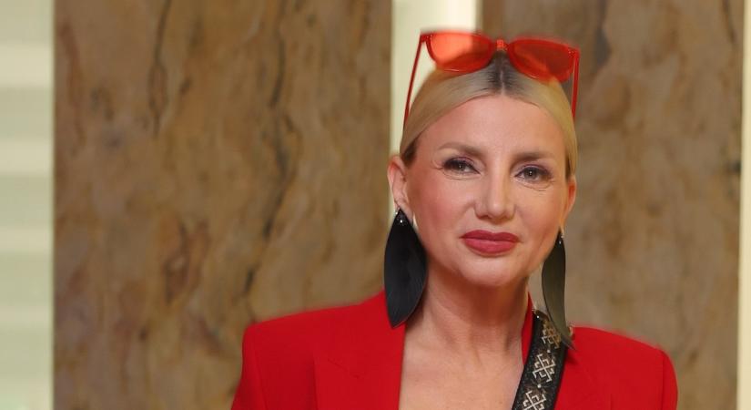 Miss Bee elszúrta a haját: kendőben vészeli át a frufrukatasztrófát – fotó