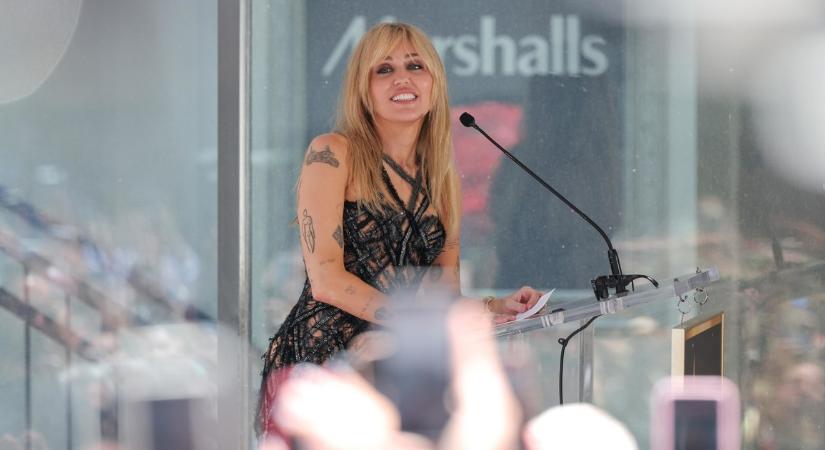 Miley Cyrus csillagot kapott Hollywoodban, de az egykori legnagyobb támogatója bojkottálta az ünnepséget