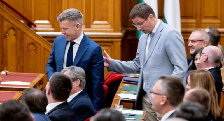 Magyar Péter megírta, mit mondott Gulyás Gergelynek, amikor odalépett hozzá