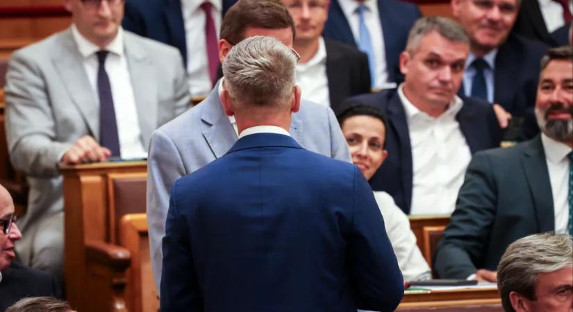 Magyar Péter leírta, hogy mit mondott Gulyás Gergelynek, amikor odalépett hozzá a parlamentben