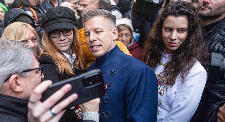 Véget érhetnek a találgatások? Magyar Péter és Ilona közös reptéri pillanatai megadják a választ a kérdésre