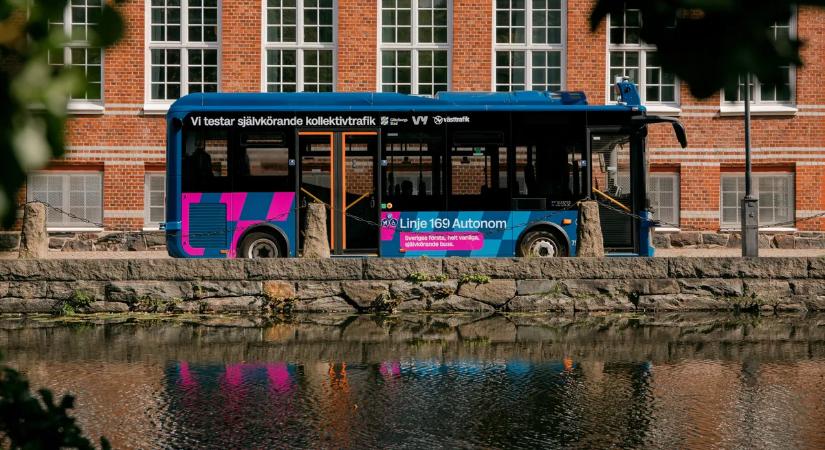 Micsoda blama: az első nap balesetet szenvedett az önvezető busz