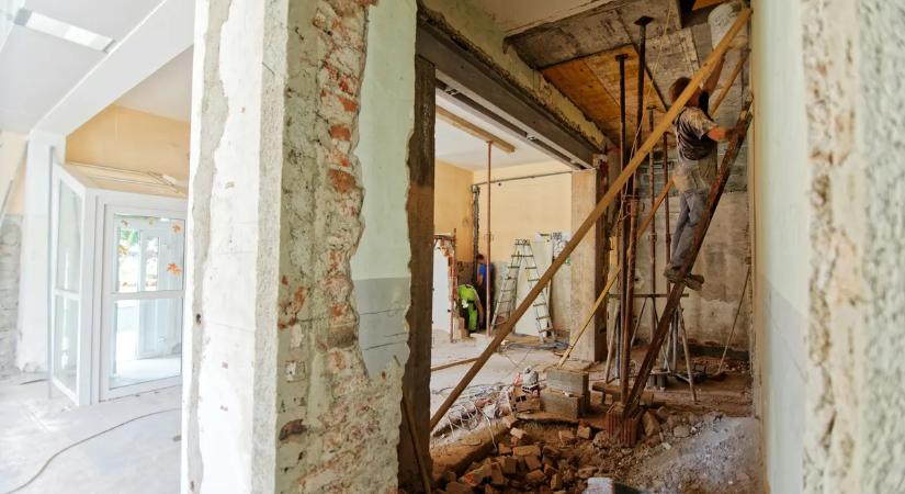 Sokk a felújításon: Felkapta a gyanús csomagot a melós, majd a kezében hullott szét a százéves csecsemő csontváza