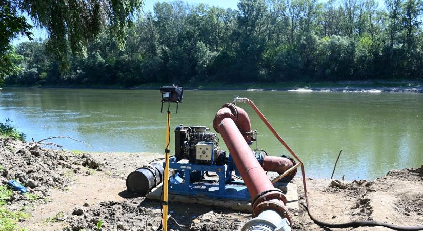 Zúgnak a gépek a Tisza-parton: életeket mentenek Szolnok mellett