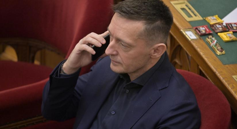 A titkosszolgálatoknak szerzett be szoftvert, most igyekszik eltávolodni Rogán árnyékából