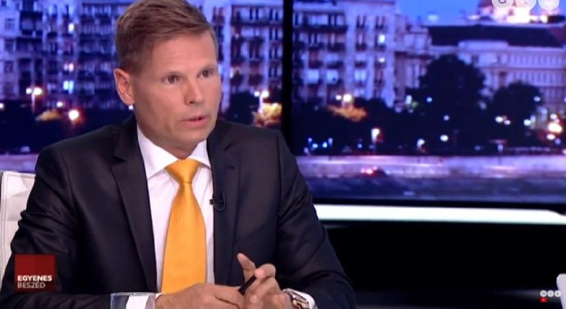 Mártha Imre szerint kormányzati kérésre, a köztársasági elnöki rezidencia kertjéből figyelte meg őt a Ripost, úgyhogy feljelentést tett