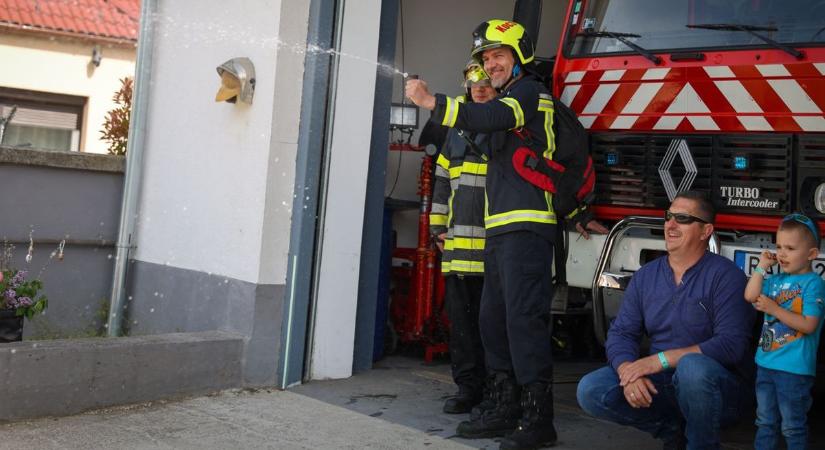 Próbariasztással és igazi tűzoltóautókkal várják a gyerekeket Komárom-Esztergomban