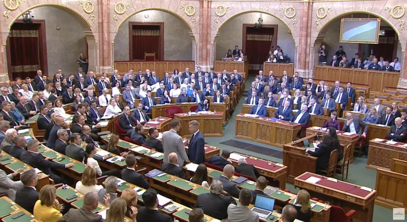Magyar Péter késő este elmesélte, hogy miért ment oda Gulyás Gergelyhez a Parlamentben, és hogy mit mondott neki