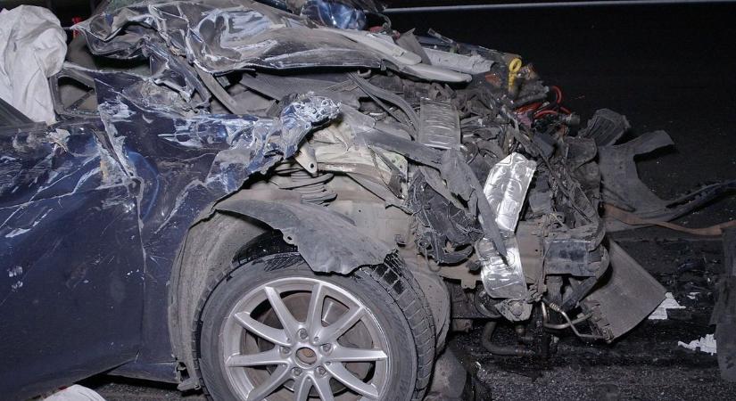 Halálos baleset az M3-ason: kamion alá gyűrődött egy autó Nyíregyháza térségében, egy férfi nem élte túl az ütközést (fotók, videó)