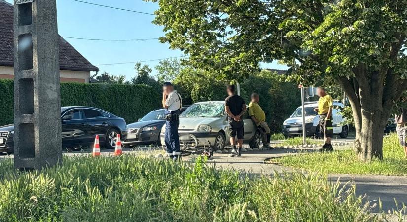 Bicikli az úton, betört szélvédő, rendőrök a helyszínen – baleset bénítja a közlekedést Szandán