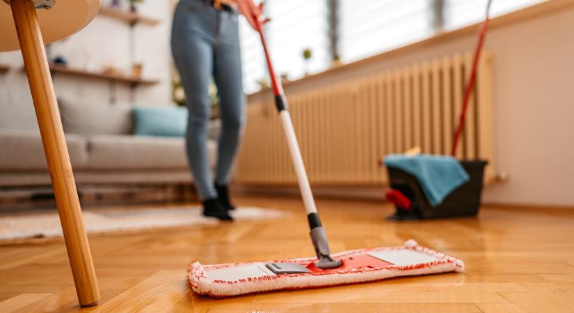 Takarító ismerősöm figyelmeztet! Rengetegen elkövetik ezt a hibát felmosásnál: pedig penészt okozhat