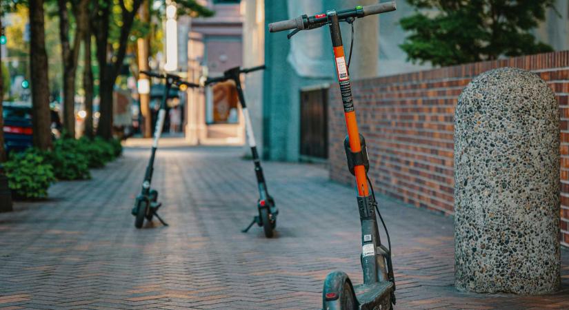 Kigyulladt egy töltőn hagyott roller, leégett a ház