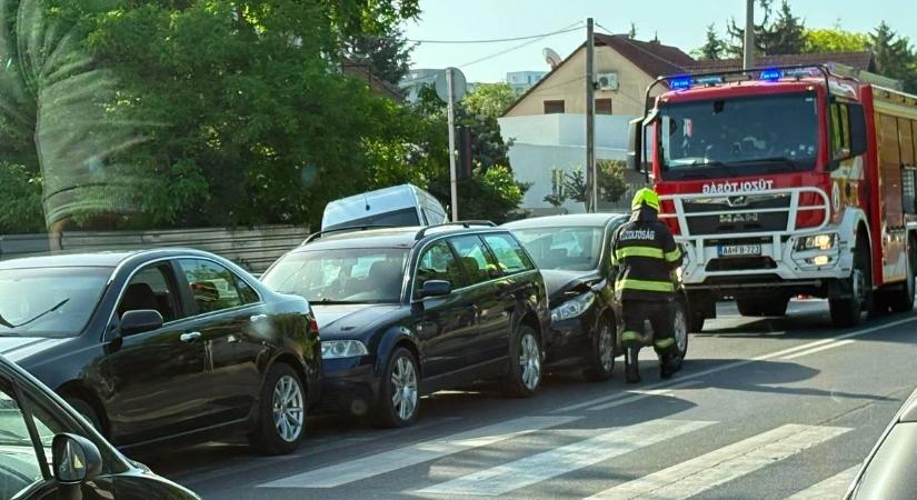 Baleset Debrecen egyik legforgalmasabb útján, három autó ütközött, egy embert a mentők vittek el