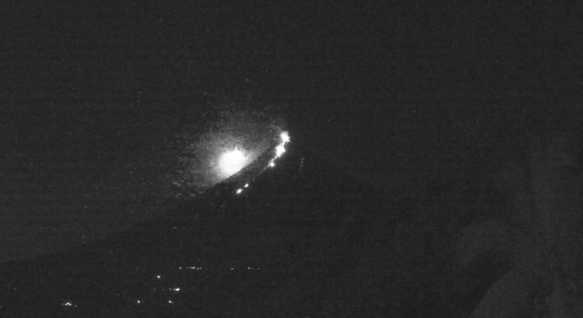 Videón, amint meteor ég el egy kitörő vulkán mellett