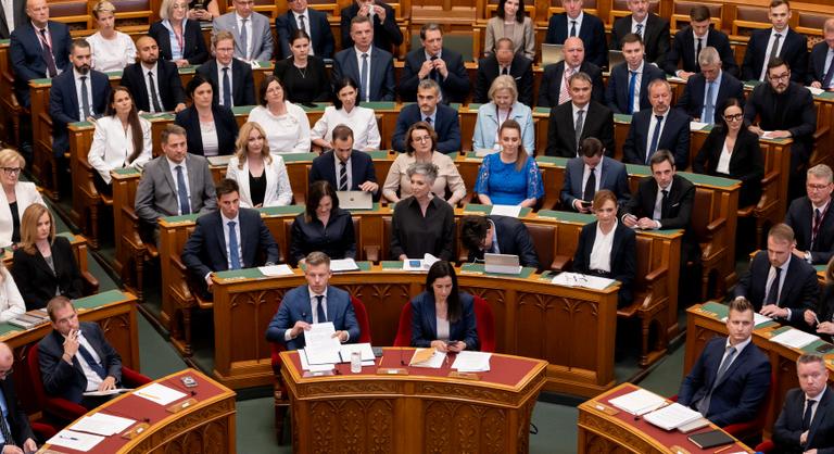 A tegnapi parázs összecsapás után újra sok vitát kiváltó ügyben feszülnek egymásnak a Tisza és a Fidesz képviselői