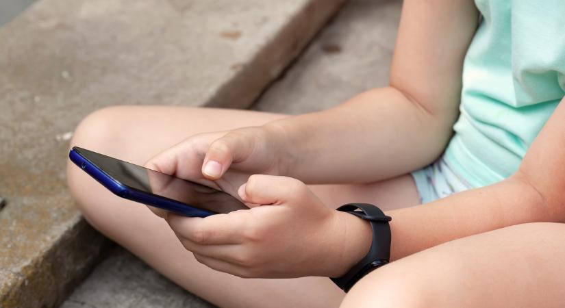 Megtilthatja a tanár, hogy a gyerekem mobiltelefont vigyen a hétvégi osztálykirándulásra?