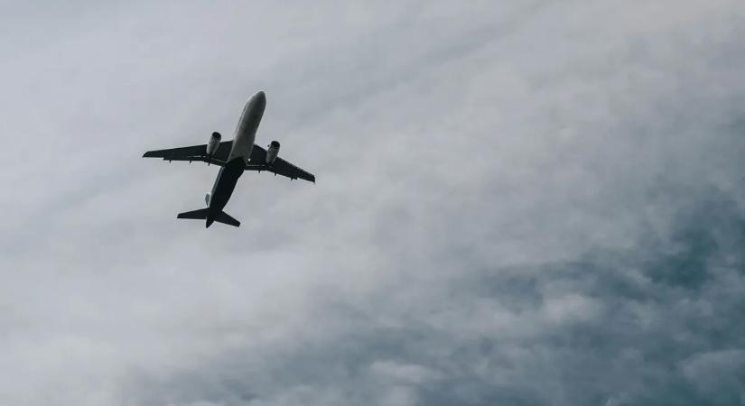 Pánik a levegőben: Szívrohamot kapott a pilóta a repülőgép fedélzetén