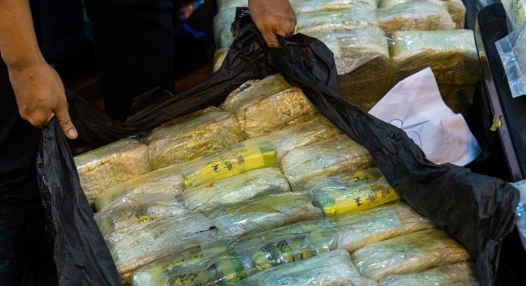 Thai rendőrök transznemű tánccsoportnak öltözve fogtak el egy drogdílert