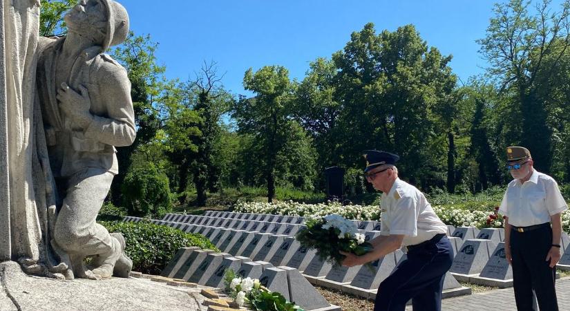 Szűk körben rótták le tiszteletüket a hősök emléke előtt  fotók