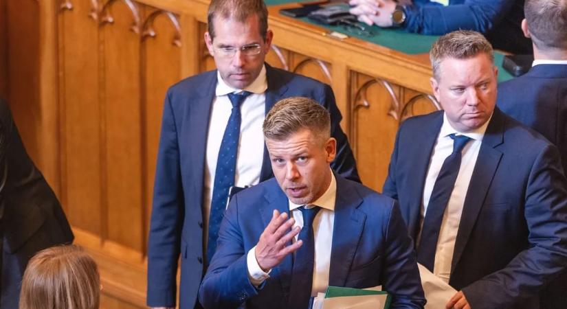 Magyar Péter, mint egy bolha, úgy pattog a Parlamentben, ha nem beszélhet