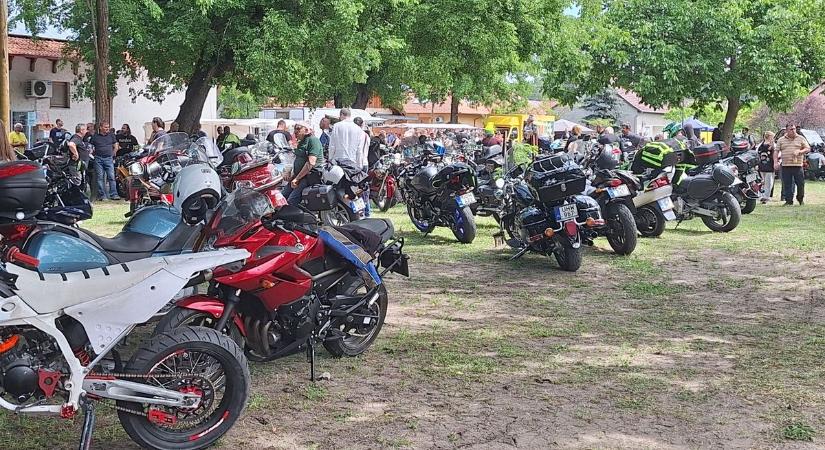 Több száz motoros érkezett Csengelére, ekkora tömeg rég volt a falunapon – galériával