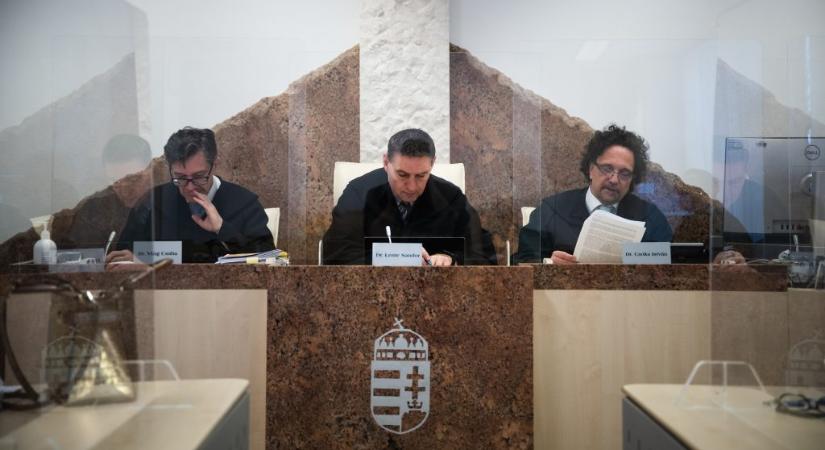 Devizahiteles perek felfüggesztése: ügyvédek szerint még nehezebb helyzetbe kerülhetnek a devizahiteles adósok