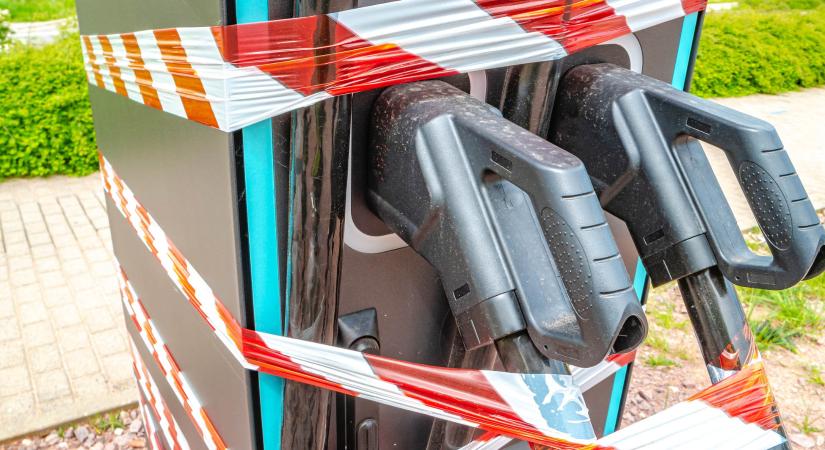 Elvontaták a benzines autót a töltőoszloptól: perelt a sofőr, itt az ítélet