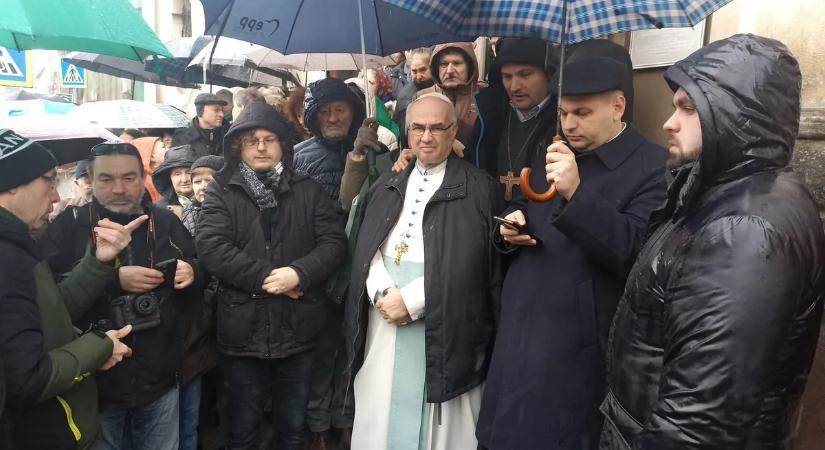 Ilyet még nem látott! Román rendőrök a falat áttörve ütöttek rajta az erdélyi apáton – videó