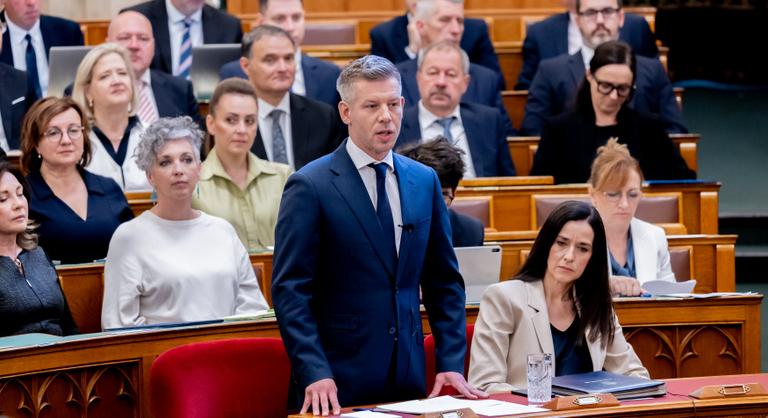 „Ilyen a Tisza-kormány alatt bizonyosan nem lesz” – Magyar Péter újra a parlamentben, rögtön tisztázott egy kérdést
