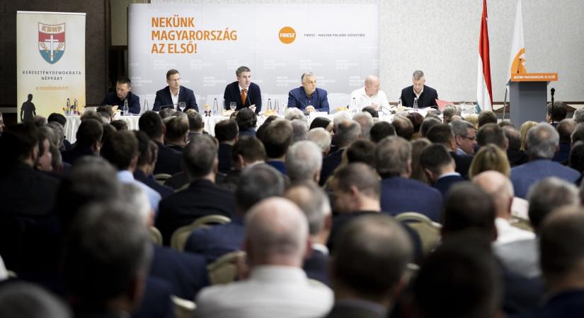 Márciusban 1203 embernek fizetett a Fidesz és a KDNP frakciója