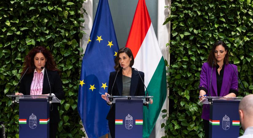 Miközben az Országházban is zajlik az élet, a kormányzat is a sajtótájékoztatót tart