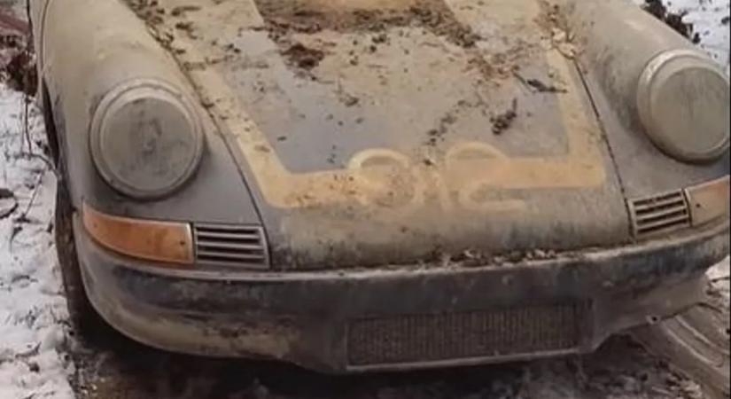 57 éves Porschét találtak a pajtában - videón az újraélesztés!