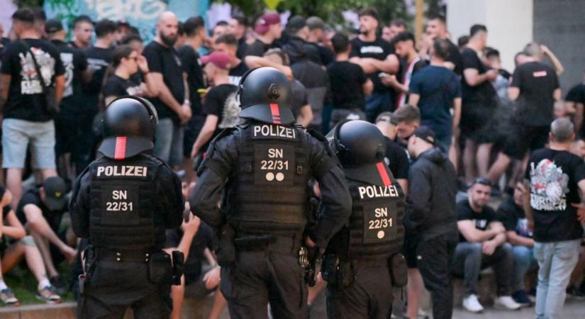 Kupadöntőre hangolódva: több száz szurkoló verekedett össze Lipcsében, rendőrök is megsérültek