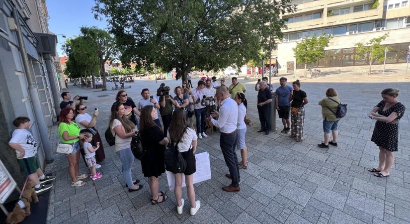 Alig tucatnyian jelentek meg a kedd esti szombathelyi tüntetésen, ahol állatorvosi ügyelet üzemeltetését követelték