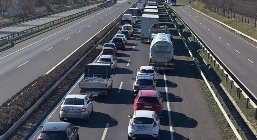 Tömegkarambol miatt elesett az M1-es