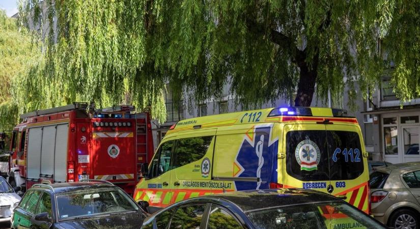 Drámai percek: kisgyerek rekedt egy forró autóban Pécsen, a tűzoltók törték be az ablakot