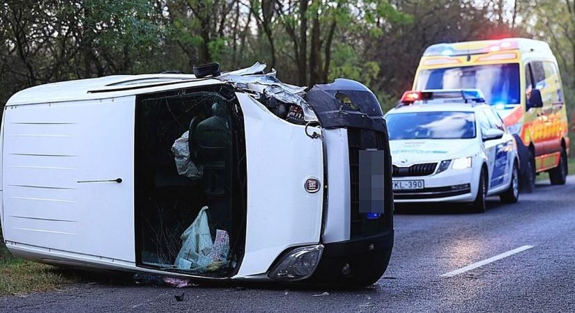 Elképesztő jelenetek: álló kocsinak csapódott, majd felborult egy autó Pécsen