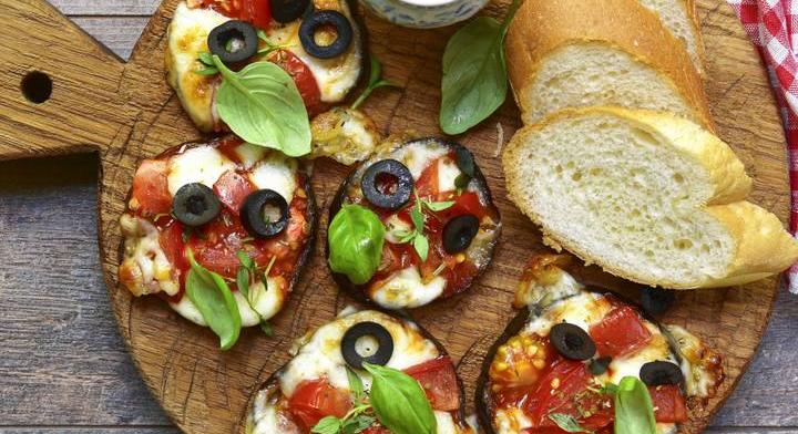Diétás és gyors padlizsánpizza: mozzarella sül a tetején